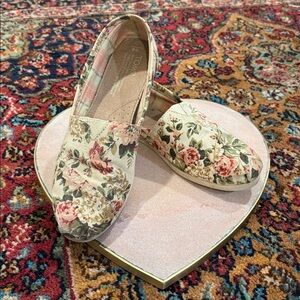 SHABBY CHIC + TOMS Rose Print Floral Fabric Canvas Classics